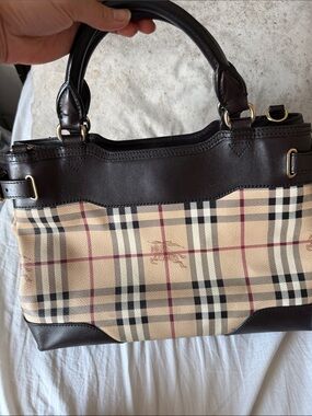 Burberry bag ,has minimal sign of usage and minor rubbings in good condition